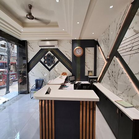 Hotel Golden Wings Yeni Delhi Dış mekan fotoğraf