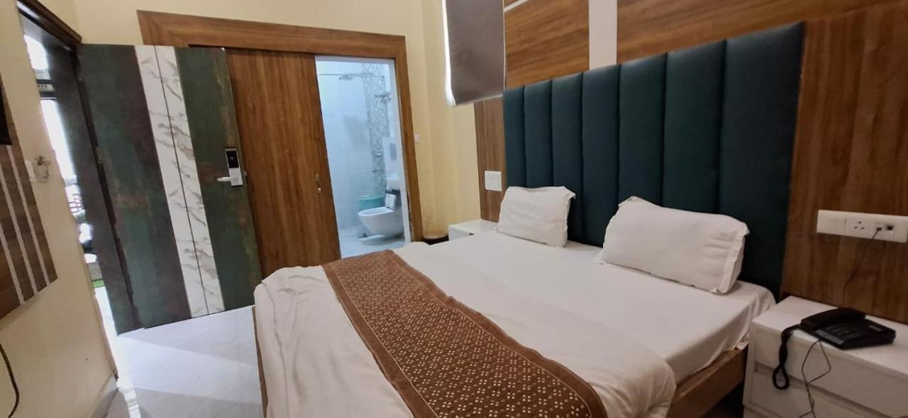 Hotel Golden Wings Yeni Delhi Dış mekan fotoğraf