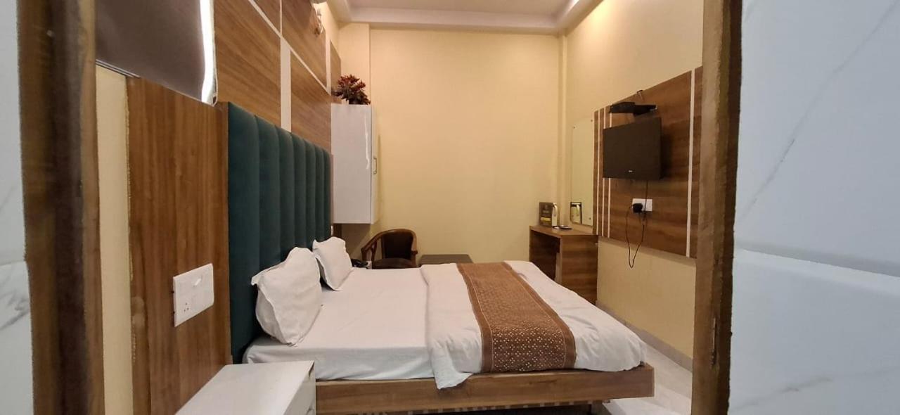 Hotel Golden Wings Yeni Delhi Dış mekan fotoğraf