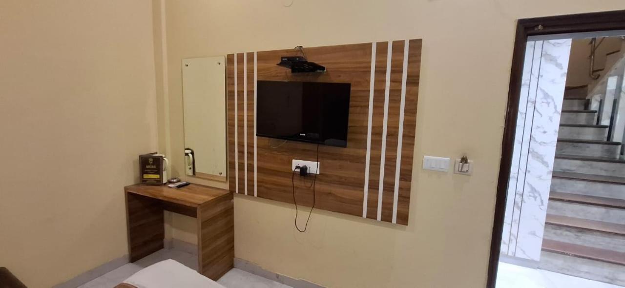 Hotel Golden Wings Yeni Delhi Dış mekan fotoğraf