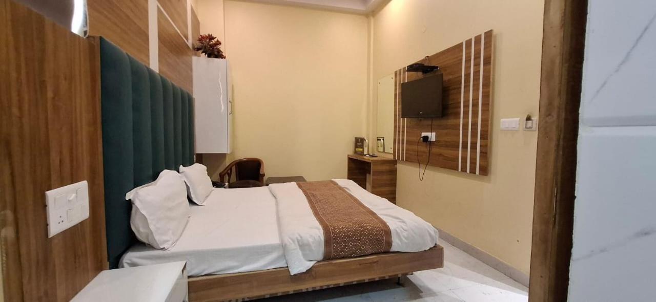 Hotel Golden Wings Yeni Delhi Dış mekan fotoğraf