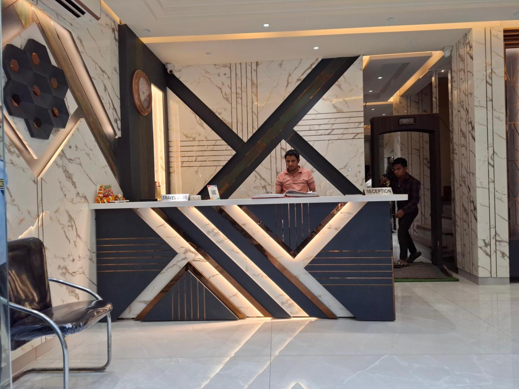 Hotel Golden Wings Yeni Delhi Dış mekan fotoğraf