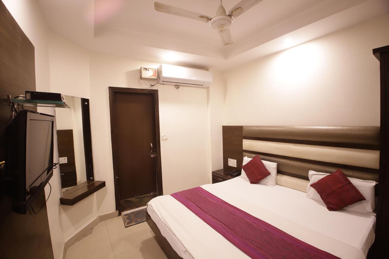 Hotel Golden Wings Yeni Delhi Dış mekan fotoğraf