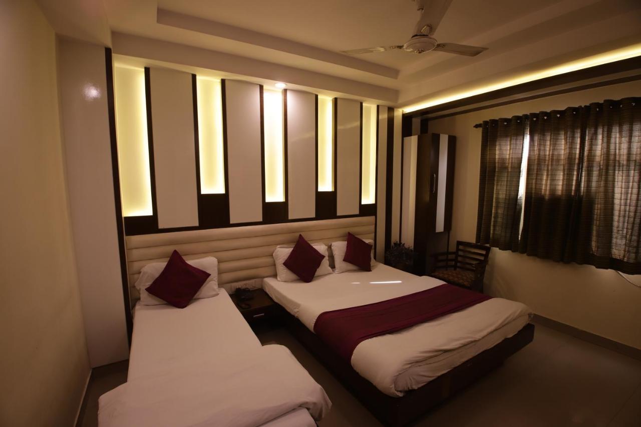 Hotel Golden Wings Yeni Delhi Dış mekan fotoğraf