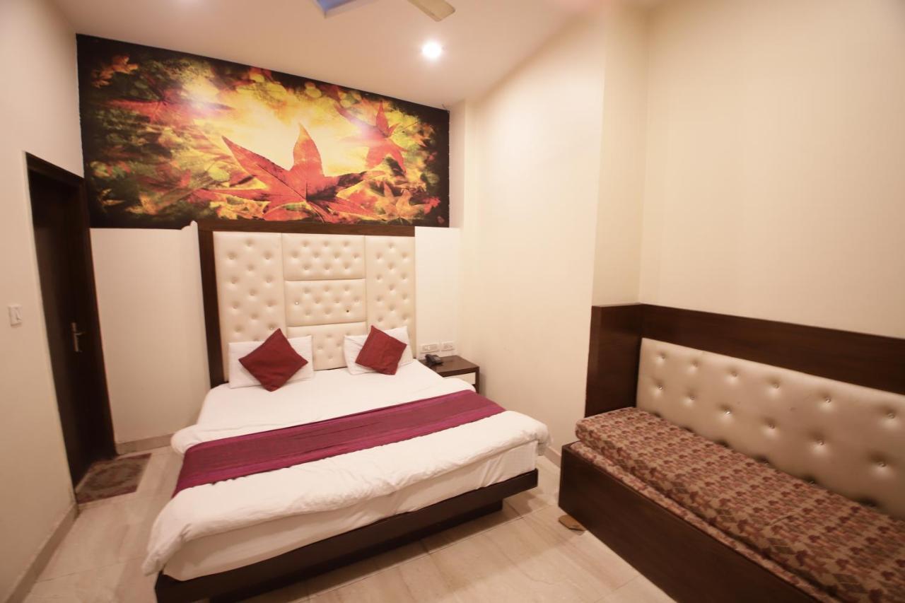 Hotel Golden Wings Yeni Delhi Dış mekan fotoğraf