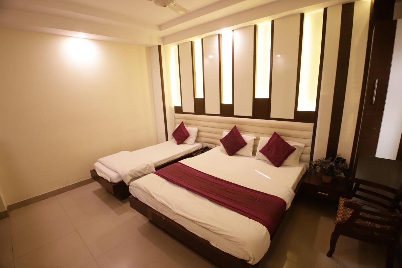 Hotel Golden Wings Yeni Delhi Dış mekan fotoğraf