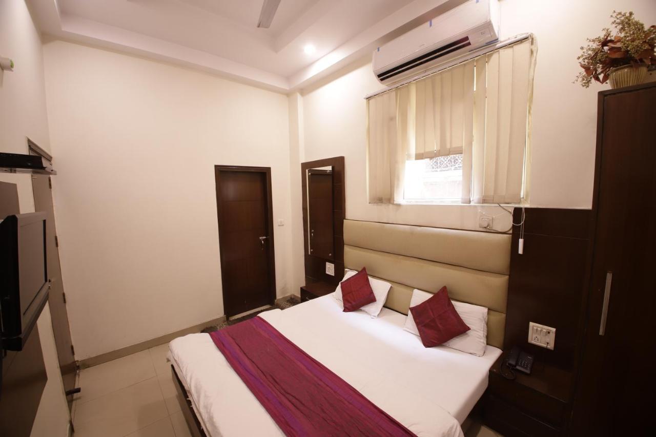 Hotel Golden Wings Yeni Delhi Dış mekan fotoğraf