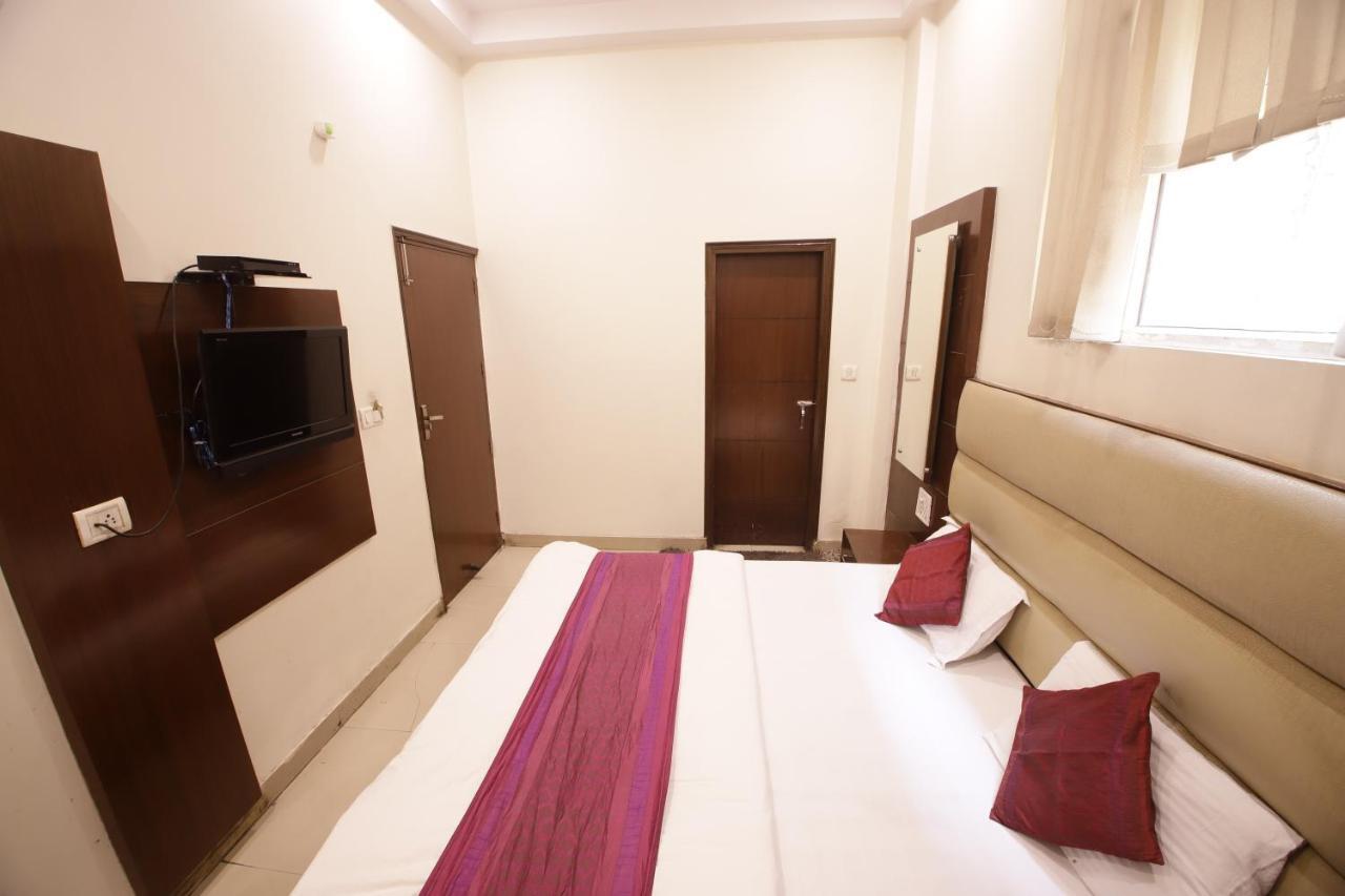 Hotel Golden Wings Yeni Delhi Dış mekan fotoğraf