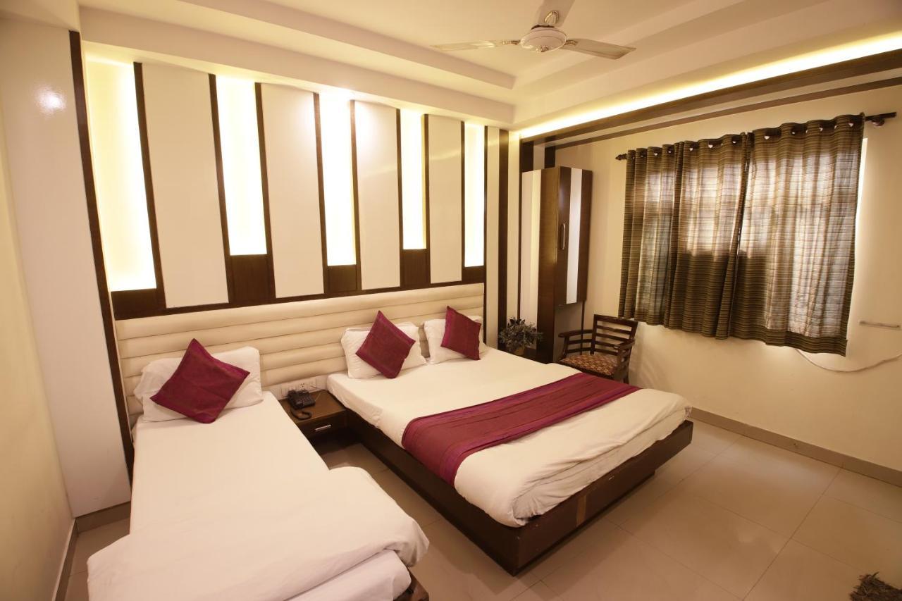 Hotel Golden Wings Yeni Delhi Dış mekan fotoğraf