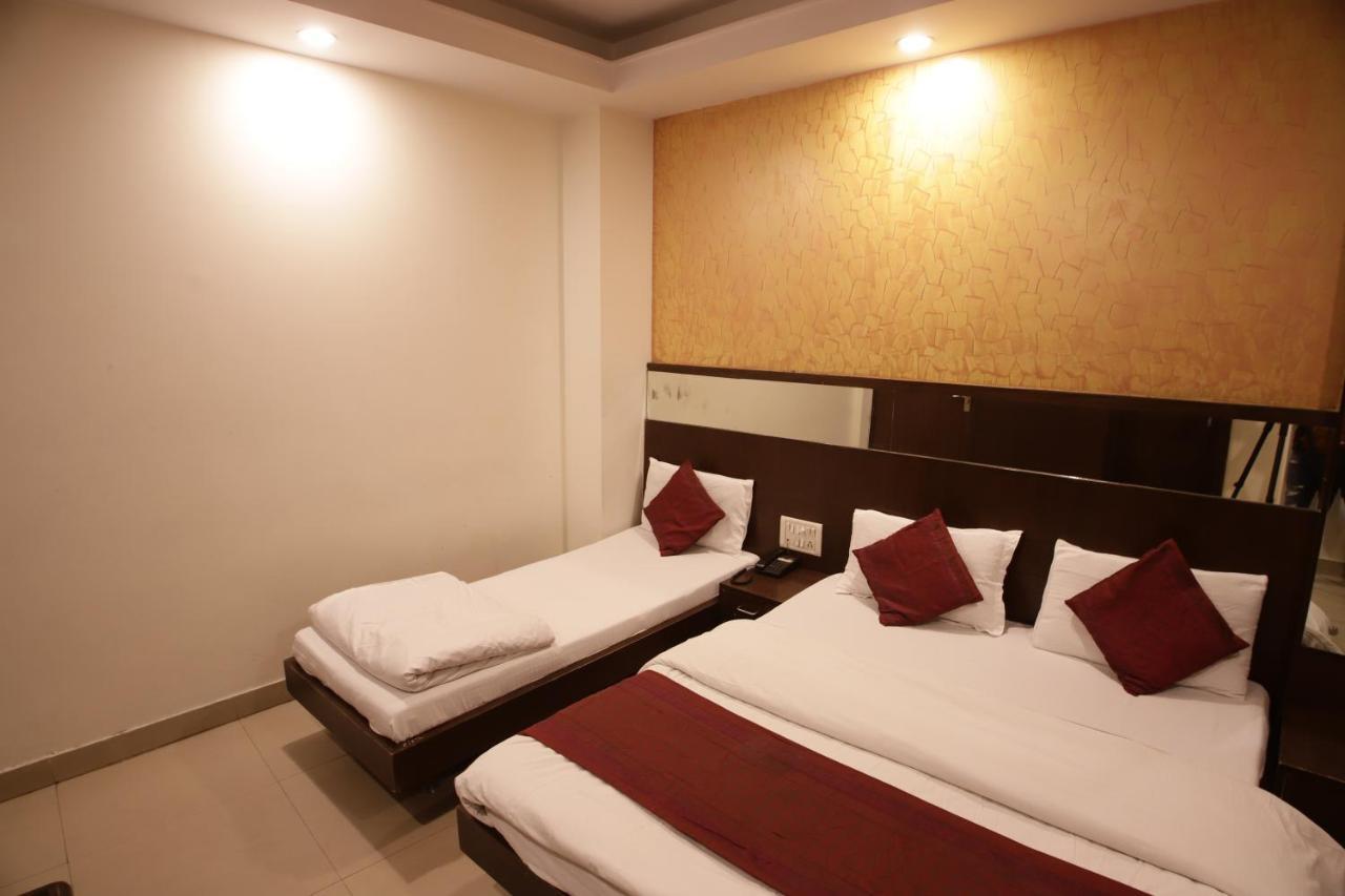 Hotel Golden Wings Yeni Delhi Dış mekan fotoğraf