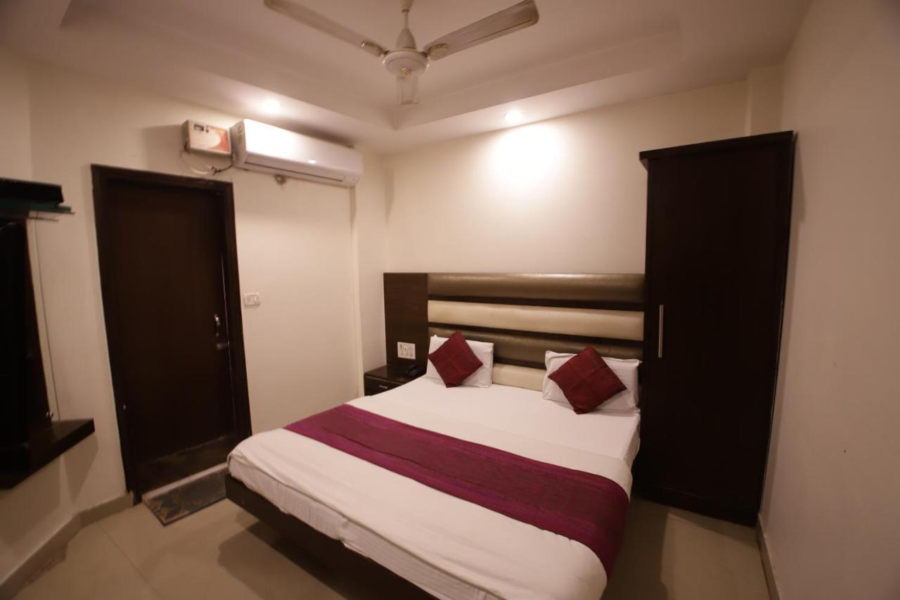 Hotel Golden Wings Yeni Delhi Dış mekan fotoğraf